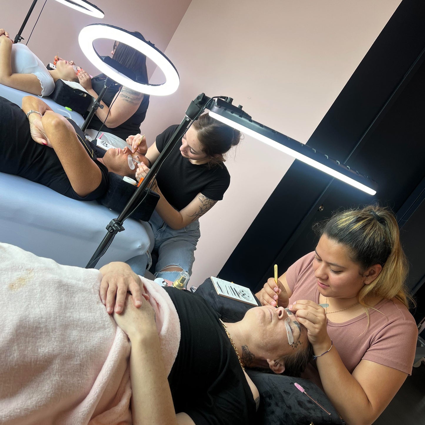 Trois élèves inscrites à la formation extension de cils – 5 soins en action à l’académie de cils Yourlash.ca, à Blainville, sur la Rive-Nord