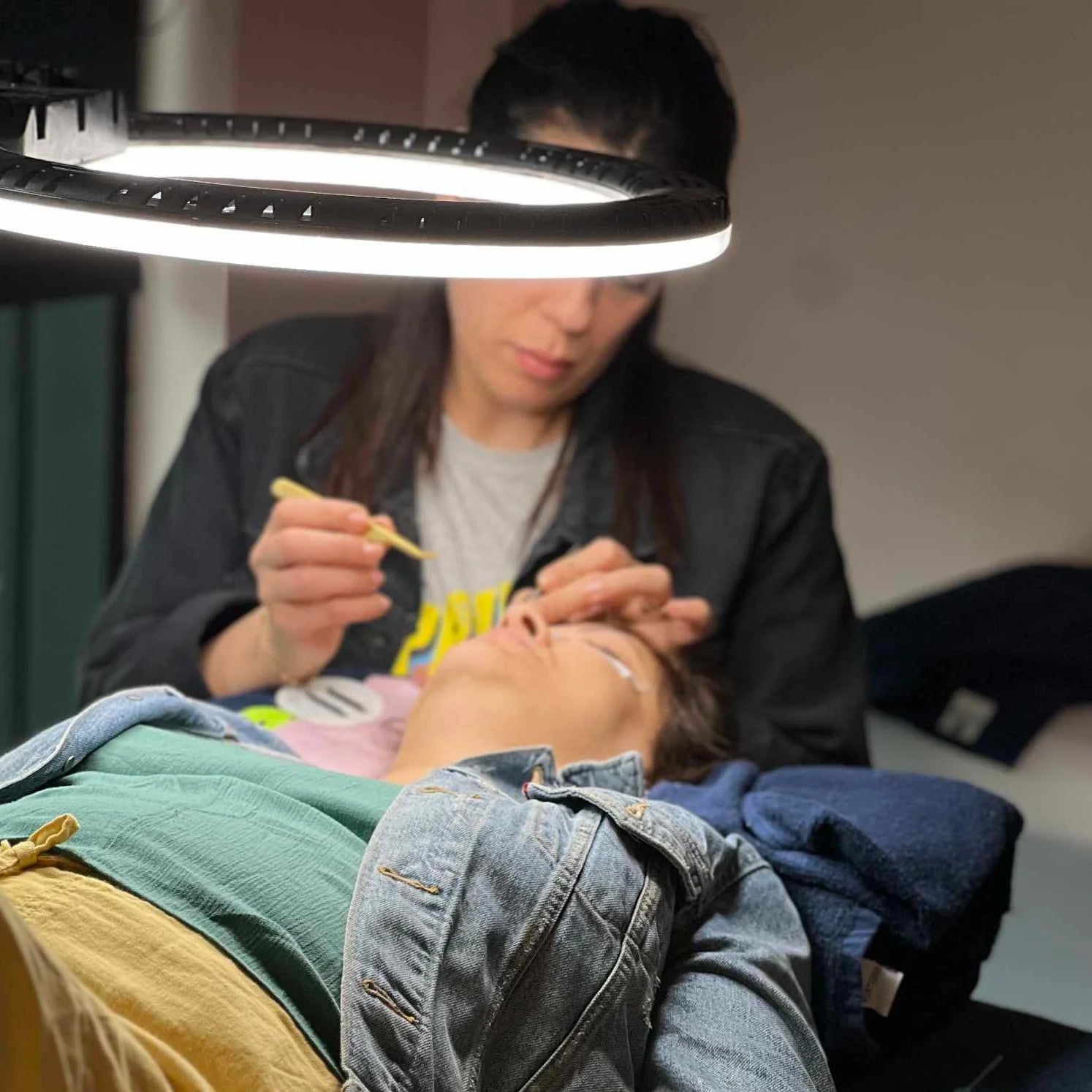 Élève de l’académie de cils Yourlash lors de sa formation en pose de cils classique