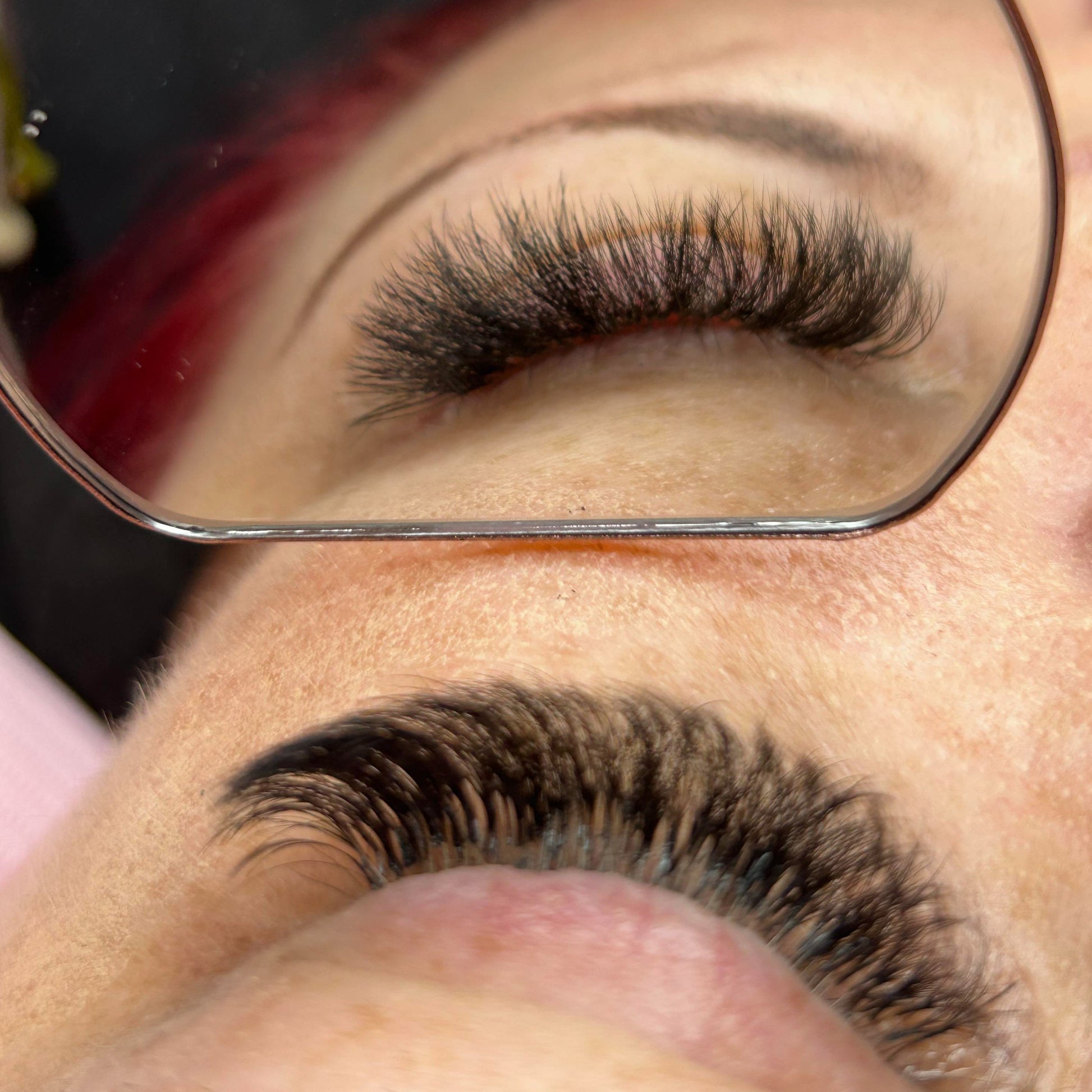 Gros plan sur une extension de cils réalisée lors de la formation pose de cils offerte par Yourlash à Blainville, sur la Rive-Nord