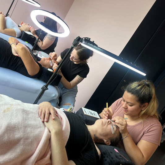Trois élèves inscrites à la formation extension de cils – 5 soins en action à l’académie de cils Yourlash.ca, à Blainville, sur la Rive-Nord